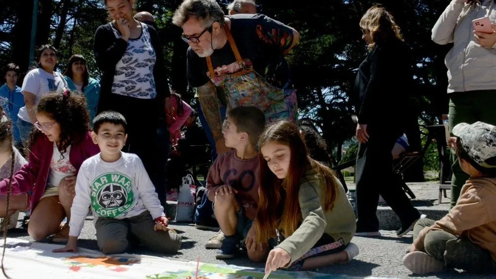 Cientos de niños y niñas de Tandil pintaron la bandera de Chacinar junto a Milo Lockett y Manuel Paz